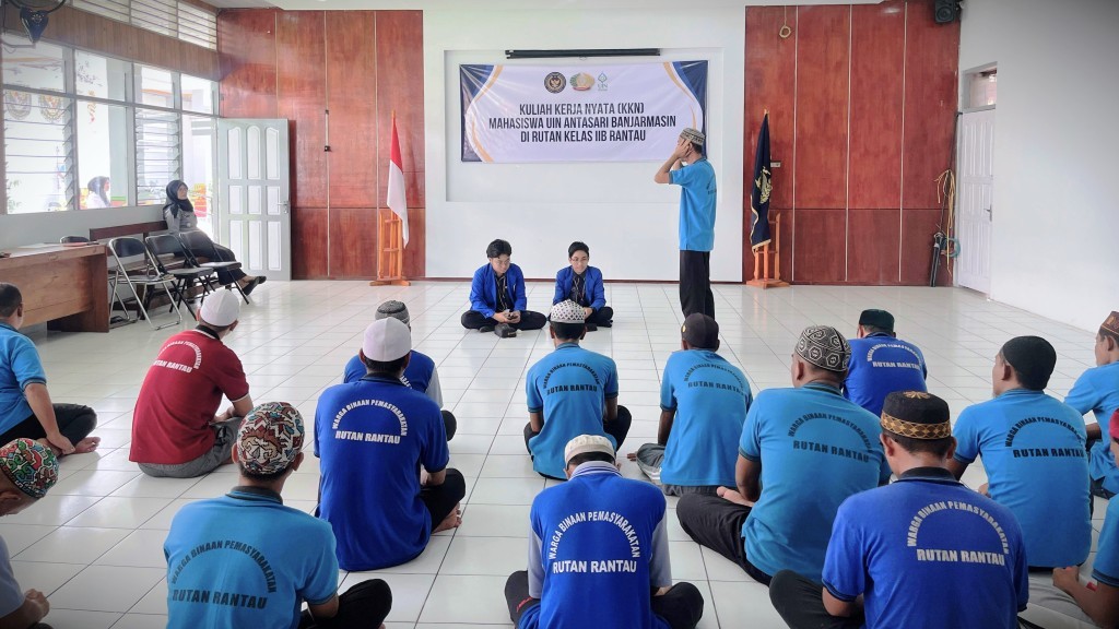 Para warga binaan Rutan Kelas IIB Rantau saat praktik azan.