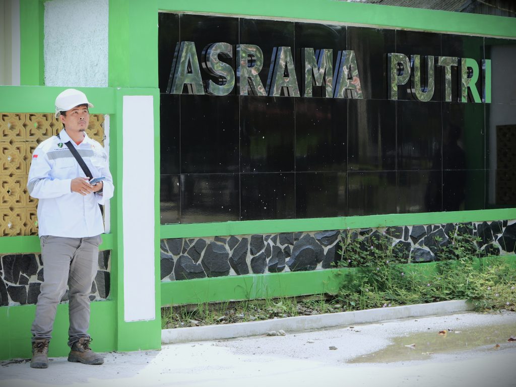 Pengawas Pekerjaan Abdul Hamid saat memantau kelancaran pergantian trafo (Foto:Humas)