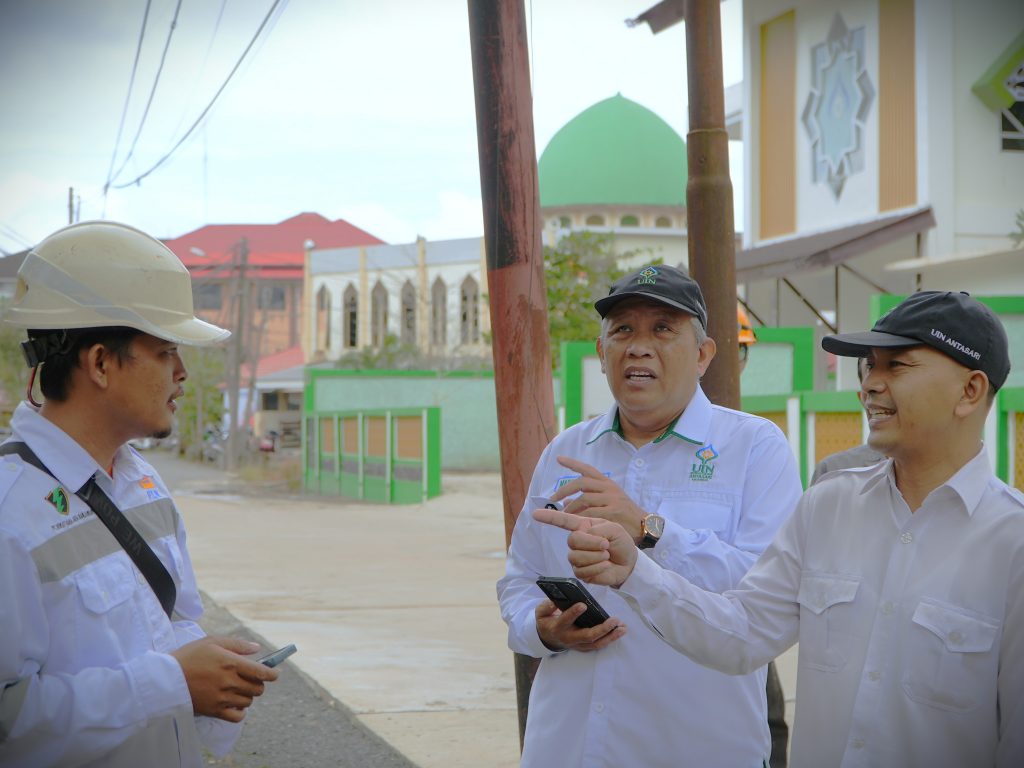 Pengawas pekerjaan saat sedang berkoordinasi dengan Bagian Umum UIN Antasari (Foto:Humas)