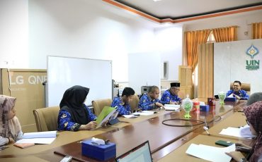 Rektor UIN Antasari Prof. Dr. H. Mujiburrahman, M.A. saat memberikan arahan.