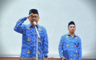 Rektor UIN Antasari Prof. Dr. H. Mujiburrahman, M.A. saat memberikan penghormatan kepada para peserta apel (Foto:Humas/Jamal Ripani)