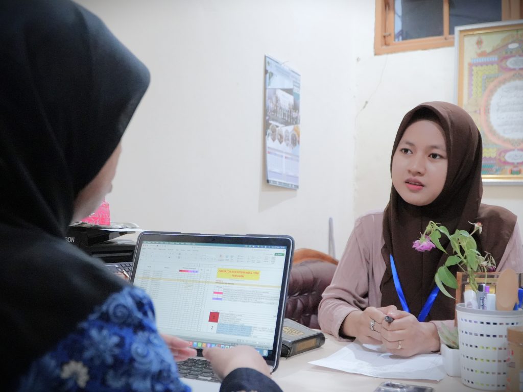 Salah satu mahasiswi saat diuji keterampilan bacaan Al-Qurannya (Foto:Humas)