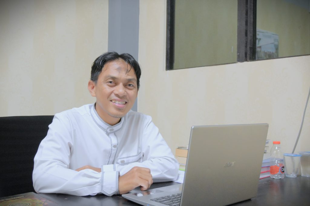 Sekretaris LP2M UIN Antasari Dr. Muhammad Rusydi, M.Ag. usai diwawancara (Foto:Humas)