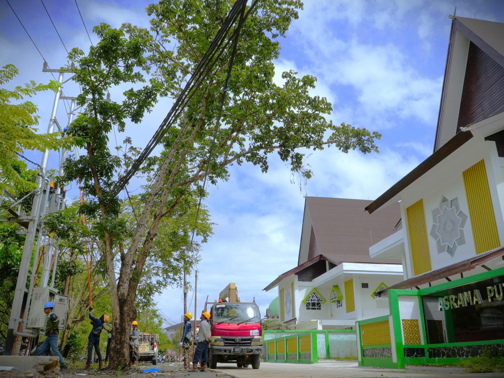 Tiang listrik seberang dua asrama baru saat sedang mengalami penggantian trafo (Foto:Humas)