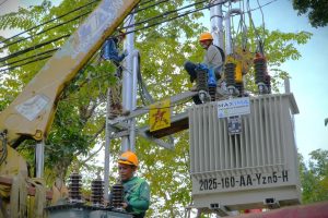 Trafo baru saat coba dinaikkan ke atas (Foto:Humas)