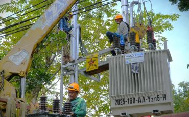 Trafo baru saat coba dinaikkan ke atas (Foto:Humas)