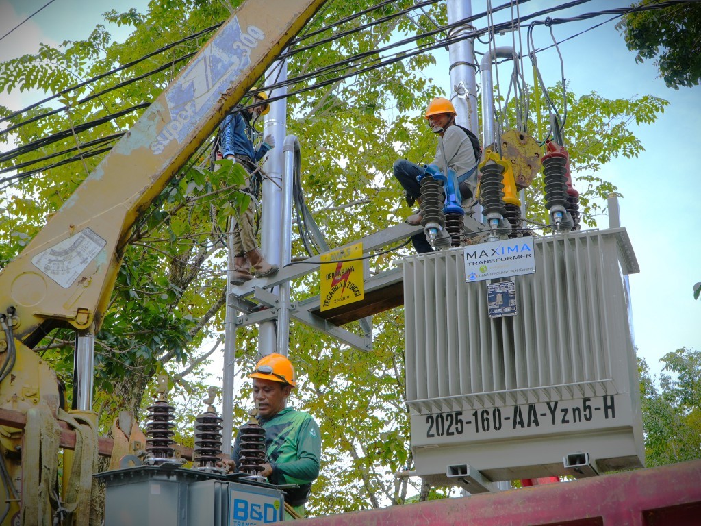 Trafo baru saat coba dinaikkan ke atas (Foto:Humas)