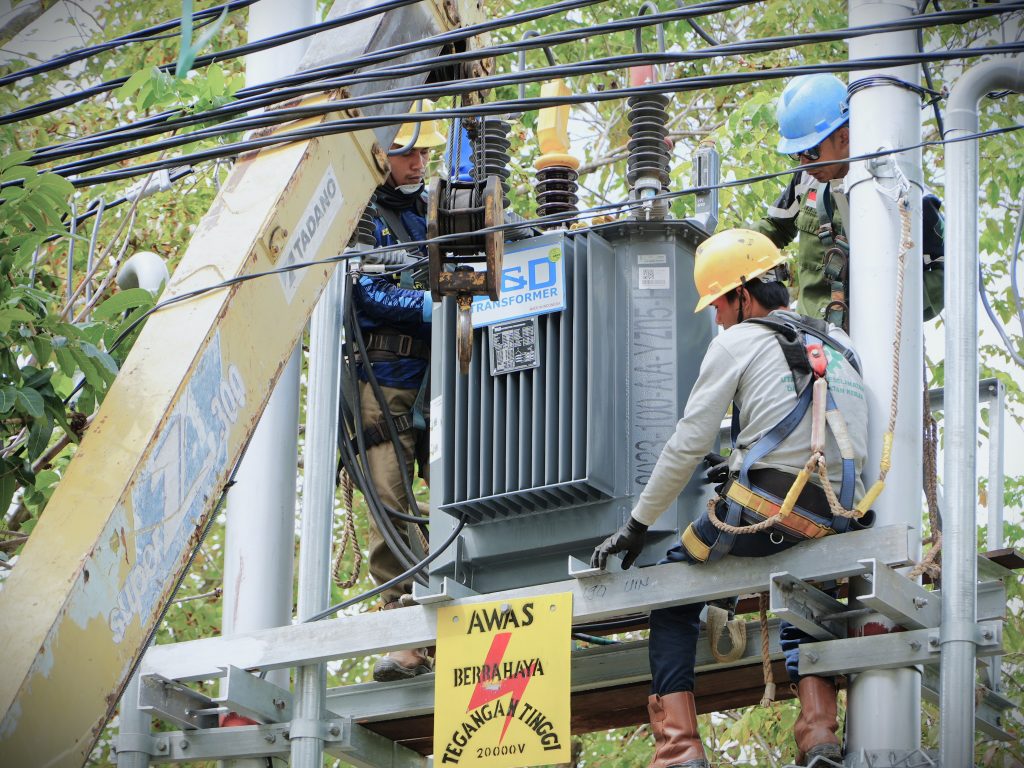 Trafo lama saat sedang bersiap diangkat (Foto:Humas)