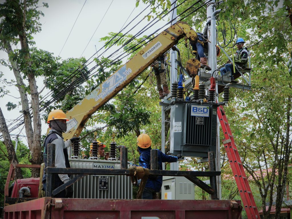 Trafo lama saat sudah diangkut menuju ke bawah (Foto:Humas)